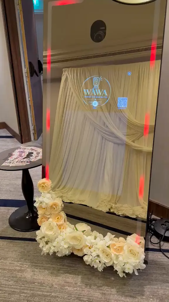 Photo : photobooth WAWA, cadre lumineux et fleurs blanches