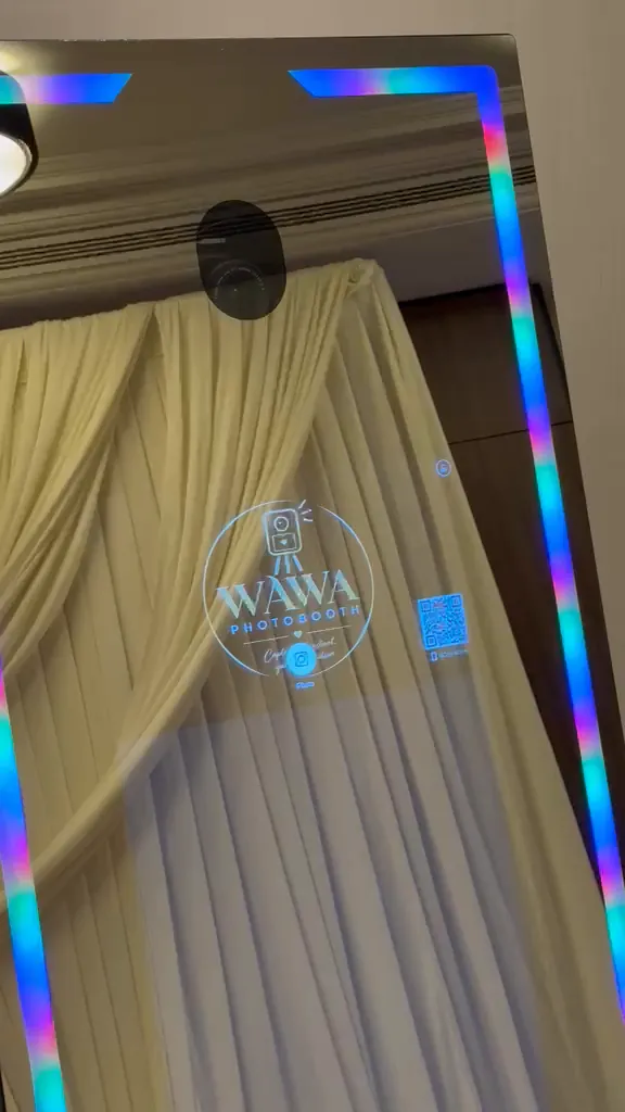 Photo : gros plan sur le logo WAWA affiché sur le photobooth